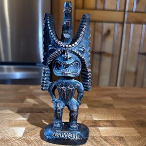 Hawaiian Tiki god of war in Black and gold.